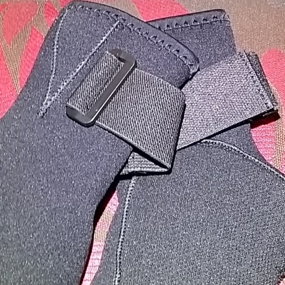 SWIMMERS GLOVES - Picture 2 of 10